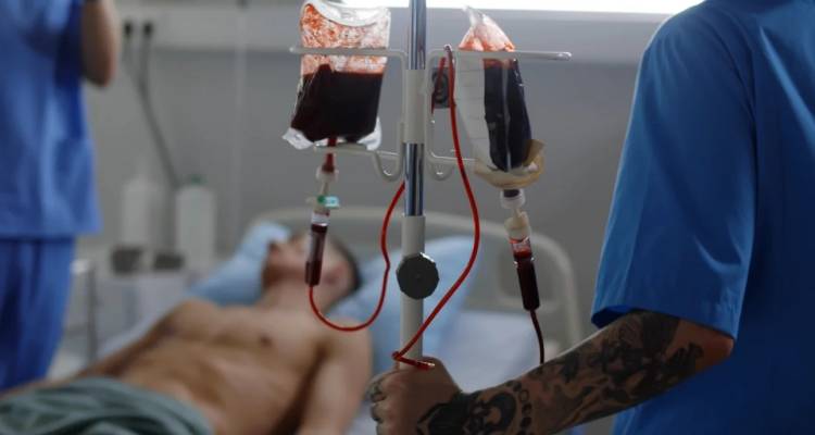 Λάθος μετάγγιση αίματος: Εκτός κινδύνου ο ασθενής | Τι απαντά η ιδιωτική κλινική