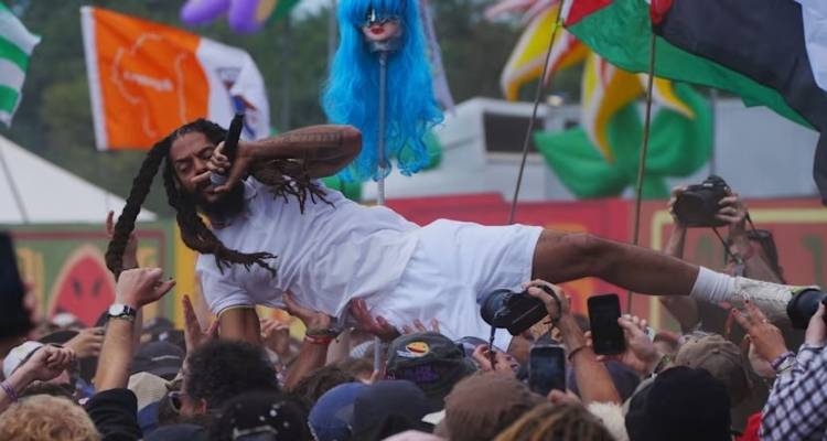 &Beta;&rho;&epsilon;&tau;&alpha;&nu;ί&alpha;  &Pi;&omicron;&lambda;&iota;&tau;&iota;&kappa;ή &Theta;ύ&epsilon;&lambda;&lambda;&alpha; &sigma;&tau;&omicron; Glastonbury: &Tau;&omicron; BBC, &omicron;&iota; Bob Vylan &kappa;&alpha;&iota; &eta; &Kappa;&rho;&iota;&tau;&iota;&kappa;ή &gamma;&iota;&alpha; &Alpha;&nu;&tau;&iota;-&iota;&sigma;&rho;&alpha;&eta;&lambda;&iota;&nu;ά &Sigma;&upsilon;&nu;&theta;ή&mu;&alpha;&tau;&alpha;