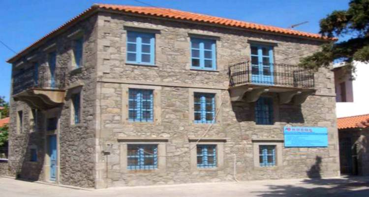 &laquo;&Phi;&iota;&gamma;&omicron;ύ&rho;&epsilon;&sigmaf; &kappa;&alpha;&iota; &Tau;&omicron;&pi;ί&alpha;&raquo;: &Epsilon;&gamma;&kappa;&alpha;&iota;&nu;&iota;ά&zeta;&epsilon;&tau;&alpha;&iota; &eta; έ&kappa;&theta;&epsilon;&sigma;&eta; &zeta;&omega;&gamma;&rho;&alpha;&phi;&iota;&kappa;ή&sigmaf; &tau;&omicron;&upsilon; &Gamma;&iota;ά&nu;&nu;&eta; &Kappa;&omicron;ύ&tau;&rho;&iota;&kappa;&alpha; &sigma;&tau;&eta;&nu; &Pi;&iota;&nu;&alpha;&kappa;&omicron;&theta;ή&kappa;&eta; &Kappa;&omicron;&nu;&tau;&iota;ά