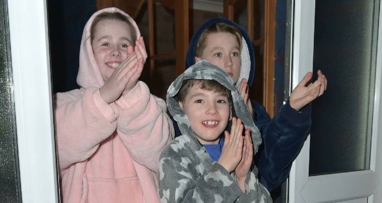 Κορονοϊός : Οι Βρετανοί χειροκροτούν ιατρούς και νοσηλευτές