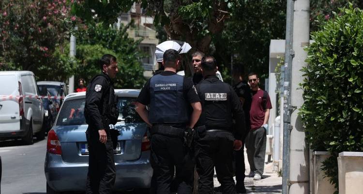 &Nu;έ&alpha; &Sigma;&mu;ύ&rho;&nu;&eta;: &Mu;&epsilon; &mu;ί&alpha; &mu;&alpha;&chi;&alpha;&iota;&rho;&iota;ά &sigma;&kappa;ό&tau;&omega;&sigma;&epsilon; &tau;&omicron;&nu; &gamma;&iota;&omicron; &tau;&omicron;&upsilon; &omicron; 71&chi;&rho;&omicron;&nu;&omicron;&sigmaf; | &laquo;&Pi;ά&lambda;&epsilon;&upsilon;&epsilon; &nu;&alpha; &tau;&omicron;&nu; &sigma;ώ&sigma;&epsilon;&iota; &alpha;&pi;ό &tau;&alpha; &nu;&alpha;&rho;&kappa;&omega;&tau;&iota;&kappa;ά&raquo; &lambda;έ&nu;&epsilon; &omicron;&iota; &gamma;&epsilon;ί&tau;&omicron;&nu;&epsilon;&sigmaf;