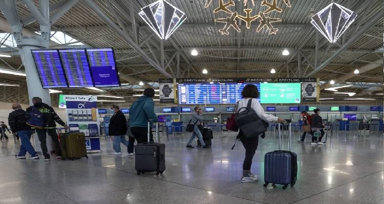 Νέα μέτρα για τους ταξιδιώτες ενόψει Χριστουγέννων | Με αρνητικό PCR τεστ 72 ωρών ή rapid test 24 ωρών η είσοδος στην Ελλάδα