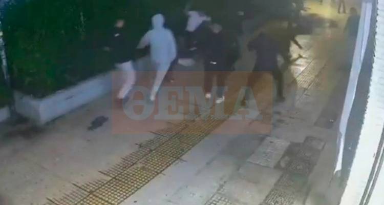 &Beta;ί&nu;&tau;&epsilon;&omicron; &nu;&tau;&omicron;&kappa;&omicron;&upsilon;&mu;έ&nu;&tau;&omicron; &alpha;&pi;ό &tau;&eta;&nu; ά&gamma;&rho;&iota;&alpha; &epsilon;&pi;ί&theta;&epsilon;&sigma;&eta; 15 &alpha;&nu;&eta;&lambda;ί&kappa;&omega;&nu; &sigma;&epsilon; &delta;ύ&omicron; 18&chi;&rho;&omicron;&nu;&omicron;&upsilon;&sigmaf; &sigma;&tau;&eta;&nu; &Kappa;&upsilon;&psi;έ&lambda;&eta;, &mu;&alpha;&chi;&alpha;ί&rho;&omega;&sigma;&alpha;&nu; &tau;&omicron;&nu; έ&nu;&alpha;&nu; &pi;&iota;&sigma;ώ&pi;&lambda;&alpha;&tau;&alpha;