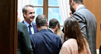 &Pi;ά&nu;&omega; &alpha;&pi;ό &mu;&iota;&alpha; ώ&rho;&alpha; &eta; &sigma;&upsilon;&nu;ά&nu;&tau;&eta;&sigma;&eta; &Mu;&eta;&tau;&sigma;&omicron;&tau;ά&kappa;&eta;-&Alpha;&nu;&delta;&rho;&omicron;&upsilon;&lambda;ά&kappa;&eta; -&laquo;&Eta; &sigma;&upsilon;&nu;&alpha;ί&nu;&epsilon;&sigma;&eta; &epsilon;ί&nu;&alpha;&iota; έ&nu;&alpha; &tau;&alpha;&gamma;&kappa;ό &pi;&omicron;&upsilon; &alpha;&phi;&omicron;&rho;ά &delta;ύ&omicron;&raquo;