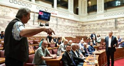 &Epsilon;&kappa;&tau;ό&sigmaf; &Kappa;&Omicron; &omicron; &Pi;&omicron;&lambda;ά&kappa;&eta;&sigmaf;, &alpha;&lambda;&lambda;ά ό&chi;&iota; &kappa;&alpha;&iota; &alpha;&pi;ό &tau;&omicron;&nu; &Sigma;&Upsilon;&Rho;&Iota;&Zeta;&Alpha;: &Pi;&omicron;&iota;&omicron;&iota; &sigma;&upsilon;&mu;&phi;ώ&nu;&eta;&sigma;&alpha;&nu; &kappa;&alpha;&iota; &pi;&omicron;&iota;&omicron;&iota; &alpha;&nu;&tau;έ&delta;&rho;&alpha;&sigma;&alpha;&nu; &mu;&epsilon; &tau;&eta;&nu; &alpha;&pi;ό&phi;&alpha;&sigma;&eta; &Kappa;&alpha;&sigma;&sigma;&epsilon;&lambda;ά&kappa;&eta;