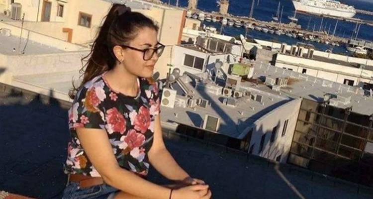 &Rho;ό&delta;&omicron;&sigmaf;: &laquo;&Alpha;&phi;ή&sigma;&tau;&epsilon; &mu;&epsilon; &nu;&alpha; &phi;ύ&gamma;&omega;, &theta;&alpha; &sigma;&alpha;&sigmaf; &beta;&rho;&epsilon;&iota; &omicron; &pi;&alpha;&tau;έ&rho;&alpha;&sigmaf; &mu;&omicron;&upsilon;&raquo; &tau;&alpha; &tau;&epsilon;&lambda;&epsilon;&upsilon;&tau;&alpha;ί&alpha; &lambda;ό&gamma;&iota;&alpha; &tau;&eta;&sigmaf; 21&chi;&rho;&omicron;&nu;&eta;&sigmaf; &sigma;&tau;&omicron;&upsilon;&sigmaf; &delta;ύ&omicron; &kappa;&alpha;&tau;&eta;&gamma;&omicron;&rho;&omicron;ύ&mu;&epsilon;&nu;&omicron;&upsilon;&sigmaf;
