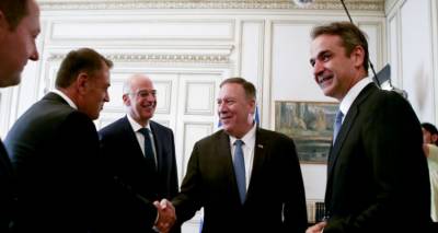 &Sigma;&tau;&eta;&nu; &Epsilon;&lambda;&lambda;ά&delta;&alpha; &omicron; &Pi;&omicron;&mu;&pi;έ&omicron;: &Pi;&rho;ώ&tau;&eta; &sigma;&tau;ά&sigma;&eta; &Theta;&epsilon;&sigma;&sigma;&alpha;&lambda;&omicron;&nu;ί&kappa;&eta;, &mu;&epsilon;&tau;ά &Chi;&alpha;&nu;&iota;ά | &Omicron;&iota; &sigma;&upsilon;&mu;&phi;&omega;&nu;ί&epsilon;&sigmaf; &pi;&omicron;&upsilon; &theta;&alpha; &upsilon;&pi;&omicron;&gamma;&rho;ά&psi;&epsilon;&iota;, &epsilon;&pi;ί&sigma;&kappa;&epsilon;&psi;&eta; &mu;&epsilon; &mu;&eta;&nu;ύ&mu;&alpha;&tau;&alpha;