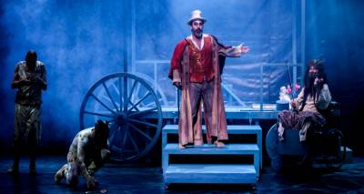 &Epsilon;&theta;&nu;&iota;&kappa;ό &Theta;έ&alpha;&tau;&rho;&omicron;: &laquo;&Omicron; ά&nu;&theta;&rho;&omega;&pi;&omicron;&sigmaf; &pi;&omicron;&upsilon; &gamma;&epsilon;&lambda;ά&raquo; &sigma;&epsilon; &alpha;&pi;&epsilon;&upsilon;&theta;&epsilon;ί&alpha;&sigmaf; &mu;&epsilon;&tau;ά&delta;&omicron;&sigma;&eta; &sigma;&tau;&eta; &Lambda;ή&mu;&nu;&omicron;