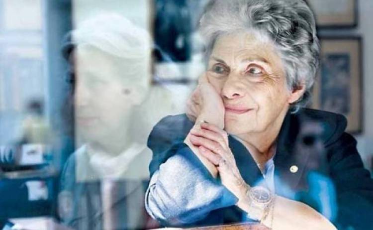 Kική Δημουλά: «Δεν αντέχω τους μετανάστες στην Κυψέλη, πιάνουν όλα τα παγκάκια!»