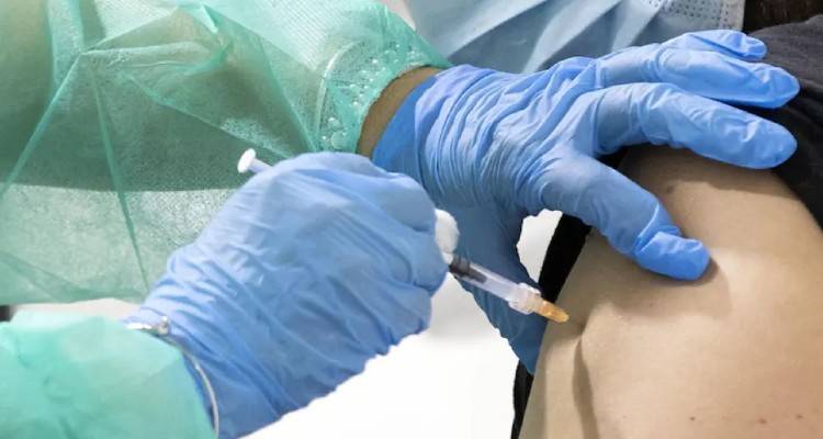 Ιταλία: Aρνητής παρουσιάστηκε για να κάνει το εμβόλιο με... ψεύτικο χέρι σιλικόνης!