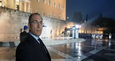 &Pi;&alpha;&rho;&alpha;&iota;&tau;ή&theta;&eta;&kappa;&epsilon; &alpha;&pi;&epsilon;&iota;&lambda;ώ&nu;&tau;&alpha;&sigmaf; &mu;&epsilon; &mu;&eta;&nu;ύ&sigma;&epsilon;&iota;&sigmaf; &omicron; &Delta;&eta;&mu;ή&tau;&rho;&eta;&sigmaf; &Kappa;&alpha;&mu;&mu;έ&nu;&omicron;&sigmaf;