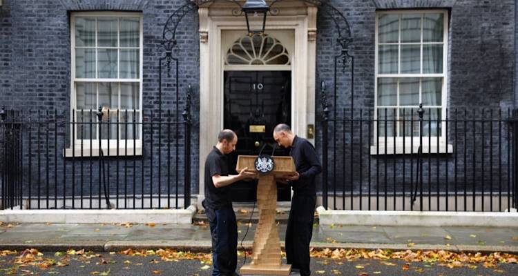 Βρετανία: Άρχισε η νέα αναμέτρηση για την πρωθυπουργία  