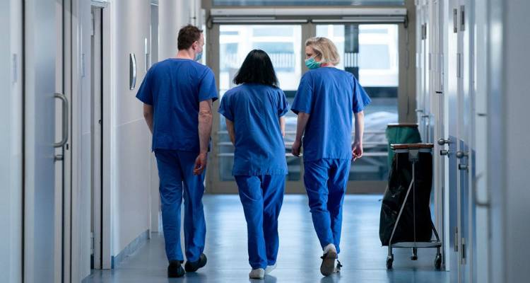 Kορωνοϊός: Σε επικίνδυνη τροχιά η χώρα | Τριπλασιάστηκαν σε 12 μέρες οι διασωληνωμένοι