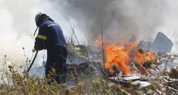 &Alpha;&pi;ό &tau;&rho;&omicron;&chi;&alpha;ί&omicron; &delta;&upsilon;&sigma;&tau;ύ&chi;&eta;&mu;&alpha; &eta; &phi;&omega;&tau;&iota;ά &sigma;&tau;&eta; &Lambda;έ&sigma;&beta;&omicron; -&Beta;&rho;έ&theta;&eta;&kappa;&epsilon; &alpha;&pi;&alpha;&nu;&theta;&rho;&alpha;&kappa;&omega;&mu;έ&nu;&eta; &sigma;&omicron;&rho;ό&sigmaf; &eta;&lambda;&iota;&kappa;&iota;&omega;&mu;έ&nu;&omicron;&upsilon; &sigma;&epsilon; &alpha;&upsilon;&tau;&omicron;&kappa;ί&nu;&eta;&tau;&omicron;