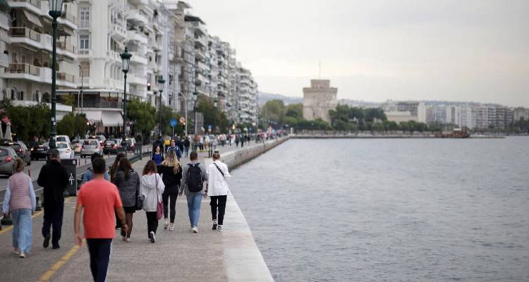 Ανησυχητική η εικόνα με τον κορωνοϊό | Σκέψεις για νέα μέτρα, τι συζητούν οι ειδικοί