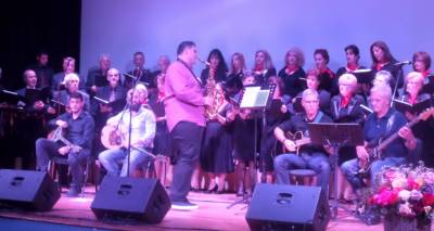 &laquo;&Tau;&alpha;&xi;ί&delta;&epsilon;&psi;&alpha;&nu;&raquo; &tau;&omicron; &kappa;&omicron;&iota;&nu;ό &omicron;&iota; &delta;&eta;&mu;&omicron;&tau;&iota;&kappa;έ&sigmaf; &chi;&omicron;&rho;&omega;&delta;ί&epsilon;&sigmaf; &Lambda;ή&mu;&nu;&omicron;&upsilon; &kappa;&alpha;&iota; &Nu;έ&alpha;&sigmaf; &Tau;&rho;ί&gamma;&lambda;&iota;&alpha;&sigmaf; &Chi;&alpha;&lambda;&kappa;&iota;&delta;&iota;&kappa;ή&sigmaf; (photos)