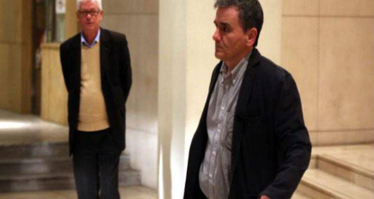 &Pi;&alpha;&rho;&alpha;&mu;έ&nu;&omicron;&upsilon;&nu; &laquo;&alpha;&gamma;&kappa;ά&theta;&iota;&alpha;&raquo; &sigma;&tau;&eta; &delta;&iota;&alpha;&pi;&rho;&alpha;&gamma;&mu;ά&tau;&epsilon;&upsilon;&sigma;&eta; &mu;&epsilon; &tau;&omicron;&upsilon;&sigmaf; &delta;&alpha;&nu;&epsilon;&iota;&sigma;&tau;έ&sigmaf; | &Sigma;&epsilon; &laquo;&kappa;ό&kappa;&kappa;&iota;&nu;&alpha;&raquo; &delta;ά&nu;&epsilon;&iota;&alpha;, &alpha;&phi;&omicron;&rho;&omicron;&lambda;ό&gamma;&eta;&tau;&omicron;, &sigma;&upsilon;&nu;&tau;ά&xi;&epsilon;&iota;&sigmaf;