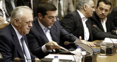 &Sigma;&tau;&iota;&sigmaf; &laquo;&sigma;&upsilon;&mu;&pi;&lambda;&eta;&gamma;ά&delta;&epsilon;&sigmaf; &pi;έ&tau;&rho;&epsilon;&sigmaf;&raquo; &tau;&omicron;&upsilon; &Sigma;&alpha;&rho;&omega;&nu;&iota;&kappa;&omicron;ύ &kappa;&alpha;&iota; &tau;&eta;&sigmaf; &tau;&rho;ί&tau;&eta;&sigmaf; &alpha;&xi;&iota;&omicron;&lambda;ό&gamma;&eta;&sigma;&eta;&sigmaf; &epsilon;&gamma;&kappa;&lambda;&omega;&beta;ί&zeta;&epsilon;&tau;&alpha;&iota; &omicron; &Tau;&sigma;ί&pi;&rho;&alpha;&sigmaf;