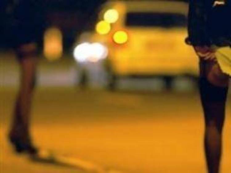 &Eta; &Gamma;&alpha;&lambda;&lambda;ί&alpha; &pi;&omicron;&iota;&nu;&iota;&kappa;&omicron;&pi;&omicron;&iota;&epsilon;ί &tau;&eta;&nu; &epsilon;&rho;&omega;&tau;&iota;&kappa;ή &sigma;&upsilon;&nu;&epsilon;ύ&rho;&epsilon;&sigma;&eta; &mu;&epsilon; &iota;&epsilon;&rho;ό&delta;&omicron;&upsilon;&lambda;&epsilon;&sigmaf;