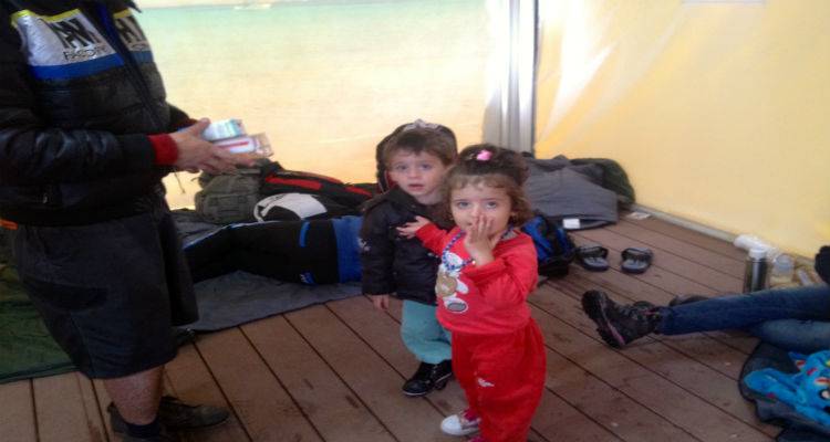 &Sigma;&tau;&omicron; &pi;&lambda;&epsilon;&upsilon;&rho;ό &tau;&omega;&nu; &pi;&rho;&omicron;&sigma;&phi;ύ&gamma;&omega;&nu; &omicron;&iota; &kappa;ά&tau;&omicron;&iota;&kappa;&omicron;&iota; &kappa;&alpha;&iota; &omicron; &Epsilon;&rho;&upsilon;&theta;&rho;ό&sigmaf; &Sigma;&tau;&alpha;&upsilon;&rho;ό&sigmaf; &tau;&eta;&sigmaf; &Lambda;ή&mu;&nu;&omicron;&upsilon; (mp3 + photos)