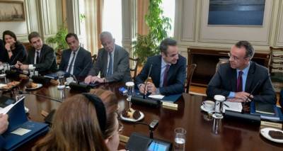 &Kappa;&omicron;&rho;&omega;&nu;&omicron;ϊό&sigmaf;: &Tau;&alpha; &mu;έ&tau;&rho;&alpha; &gamma;&iota;&alpha; &tau;&iota;&sigmaf; &epsilon;&pi;&iota;&chi;&epsilon;&iota;&rho;ή&sigma;&epsilon;&iota;&sigmaf; &kappa;&alpha;&iota; &tau;&alpha; &nu;&omicron;&iota;&kappa;&omicron;&kappa;&upsilon;&rho;&iota;ά -&Epsilon;&pi;ί&delta;&omicron;&mu;&alpha; 400 &epsilon;&upsilon;&rho;ώ &sigma;&tau;&omicron;&upsilon;&sigmaf; &epsilon;&rho;&gamma;&alpha;&zeta;ό&mu;&epsilon;&nu;&omicron;&upsilon;&sigmaf;