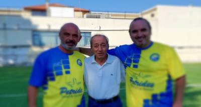 &Omicron; &Theta;&epsilon;ό&delta;&omega;&rho;&omicron;&sigmaf; &Mu;&pi;&alpha;&beta;έ&alpha;&sigmaf; &alpha;&pi;&omicron;&chi;&alpha;&iota;&rho;&epsilon;&tau;ά &tau;&omicron;&nu; &Gamma;&iota;ώ&rho;&gamma;&omicron; &Kappa;ό&rho;&alpha;&kappa;&alpha;