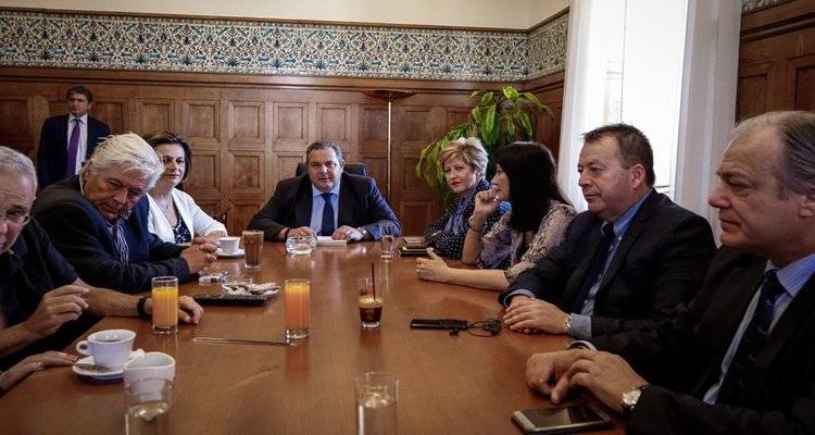 &Sigma;&upsilon;&nu;&epsilon;&delta;&rho;&iota;ά&zeta;&omicron;&upsilon;&nu; &omicron;&iota; &Alpha;&Nu;&Epsilon;&Lambda;: Ή &delta;&epsilon;&nu; &psi;&eta;&phi;ί&zeta;&epsilon;&tau;&epsilon; &tau;&eta; &Sigma;&upsilon;&mu;&phi;&omega;&nu;ί&alpha; &tau;&omega;&nu; &Pi;&rho;&epsilon;&sigma;&pi;ώ&nu; ή &phi;&epsilon;ύ&gamma;&epsilon;&tau;&epsilon;, &tau;&omicron; &mu;ή&nu;&upsilon;&mu;&alpha; &Kappa;&alpha;&mu;&mu;έ&nu;&omicron;&upsilon;