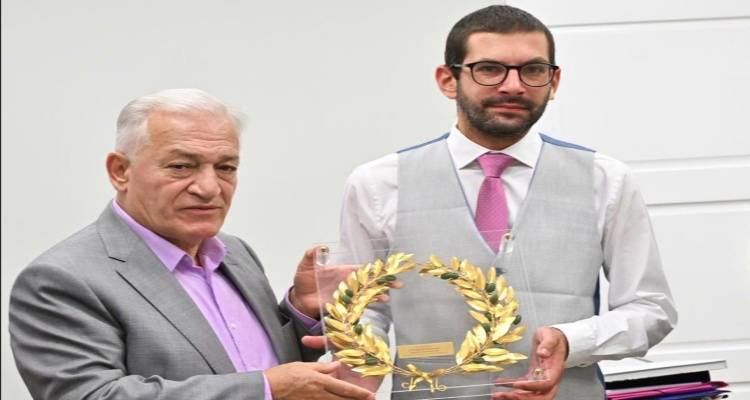 &Sigma;&tau;&omicron;&nu; Ά&gamma;&iota;&omicron; &Epsilon;&upsilon;&sigma;&tau;&rho;ά&tau;&iota;&omicron; &alpha;&nu;&tau;&iota;&pi;&rho;&omicron;&sigma;&omega;&pi;&epsilon;ί&alpha; &tau;&eta;&sigmaf; &Kappa;&Epsilon;&Delta;&Epsilon;