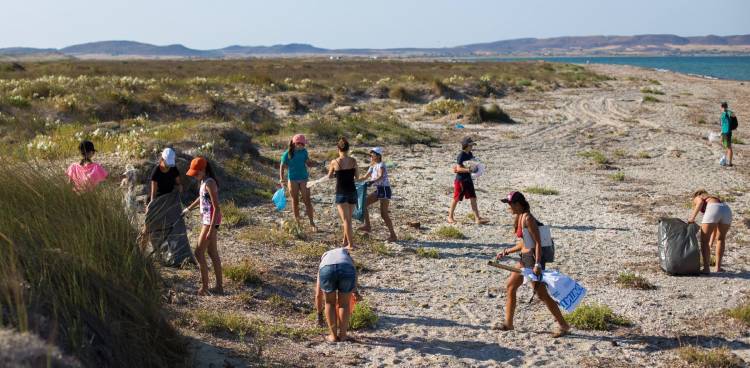Λήμνος: Οι τουρίστες του Κέρους καθάρισαν την παραλία (photos)