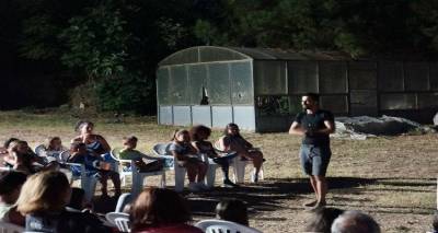 &laquo;&Tau;&alpha; &pi;&alpha;&rho;&alpha;&mu;ύ&theta;&iota;&alpha; &pi;ά&nu;&epsilon;... &pi;&lambda;&alpha;&tau;&epsilon;ί&alpha;!&raquo; &kappa;&alpha;&iota; &sigma;&tau;&eta;&nu; &Pi;&lambda;ά&kappa;&alpha;