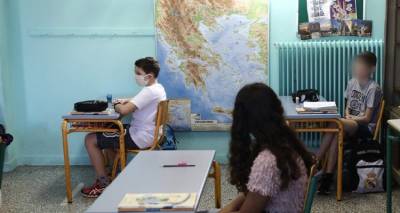 &Sigma;&chi;&omicron;&lambda;&epsilon;ί&alpha;: &Mu;ά&sigma;&kappa;&epsilon;&sigmaf; &kappa;&alpha;&iota; &epsilon;&pi;&iota;&phi;&upsilon;&lambda;&alpha;&kappa;ή &mu;έ&chi;&rho;&iota; &tau;&omicron; &pi;&rho;ώ&tau;&omicron; &sigma;&chi;&omicron;&lambda;&iota;&kappa;ό &kappa;&omicron;&upsilon;&delta;&omicron;ύ&nu;&iota;