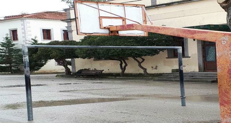 Ξήλωσαν τα προστατευτικά που είχαν τοποθετηθεί στο 1ο Δημοτικό Μύρινας (photos)