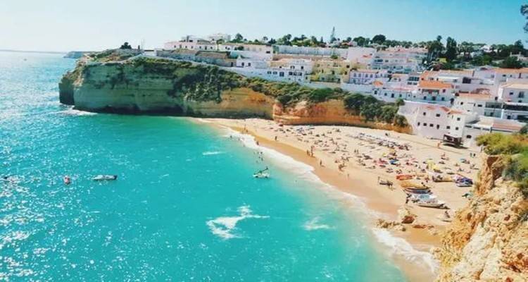 Βρετανία : Σύντομα αναμένεται η χαλάρωση των περιοριστικών μέτρων για  τις διακοπές στο εξωτερικό