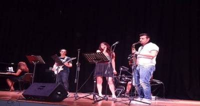 3&eta; &Phi;&omicron;&iota;&tau;&eta;&tau;&iota;&kappa;ή Έ&kappa;&phi;&rho;&alpha;&sigma;&eta;: &Omicron;&lambda;&omicron;&kappa;&lambda;&eta;&rho;ώ&theta;&eta;&kappa;&epsilon; &mu;&epsilon; &epsilon;&pi;&iota;&tau;&upsilon;&chi;ί&alpha; &tau;&omicron; &phi;&epsilon;&sigma;&tau;&iota;&beta;ά&lambda; &tau;&omega;&nu; &Phi;&omicron;&iota;&tau;&eta;&tau;ώ&nu; &tau;&eta;&sigmaf; &Lambda;ή&mu;&nu;&omicron;&upsilon; (mp3+photos)