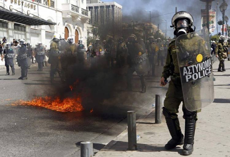 Πέντε τραυματίες από τα επεισόδια στο Σύνταγμα - Χιλιάδες διαδηλωτές στα συλλαλητήρια