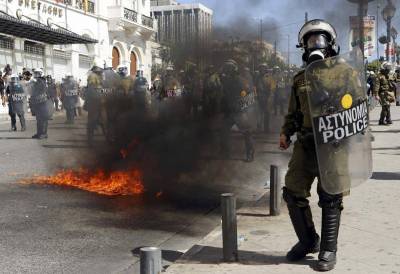 Πέντε τραυματίες από τα επεισόδια στο Σύνταγμα - Χιλιάδες διαδηλωτές στα συλλαλητήρια