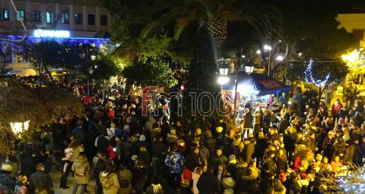 Λήμνος: Με πυροτεχνήματα και μελωδίες η φωταγώγηση του χριστουγεννιάτικου δέντρου στη Μύρινα (photos &amp; video)