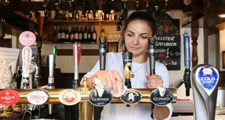 Αγγλία: “Χαράς ευαγγέλια” – Μετά από τρεις μήνες ανοίγουν σήμερα οι παμπ