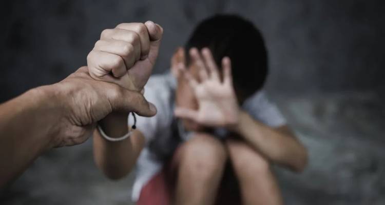 &Kappa;&rho;ή&tau;&eta;: &Pi;&alpha;&iota;&delta;&iota;ά &delta;έ&chi;&theta;&eta;&kappa;&alpha;&nu; &epsilon;&pi;ί&theta;&epsilon;&sigma;&eta; &mu;έ&sigma;&alpha; &sigma;&tau;&omicron; &sigma;&pi;ί&tau;&iota; &tau;&omicron;&upsilon;&sigmaf; &alpha;&pi;ό &tau;&omicron;&nu; &sigma;&pi;&iota;&tau;&omicron;&nu;&omicron;&iota;&kappa;&omicron;&kappa;ύ&rho;&eta;, &epsilon;&pi;&epsilon;&iota;&delta;ή &phi;ώ&nu;&alpha;&zeta;&alpha;&nu;