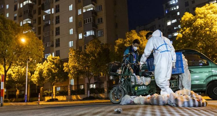 &Iota;&sigma;&tau;&omicron;&rho;ί&epsilon;&sigmaf; &tau;&rho;έ&lambda;&alpha;&sigmaf; &alpha;&pi;ό &tau;&omicron; lockdown &tau;&eta;&sigmaf; &Sigma;&alpha;&nu;&gamma;&kappa;ά&eta;&sigmaf;: &Epsilon;&rho;&gamma;&alpha;&zeta;ό&mu;&epsilon;&nu;&omicron;&iota; &kappa;&omicron;&iota;&mu;&omicron;ύ&nu;&tau;&alpha;&iota; &sigma;&tau;&alpha; &gamma;&rho;&alpha;&phi;&epsilon;ί&alpha; &tau;&omicron;&upsilon;&sigmaf;, 65 &delta;&omicron;&lambda;ά&rho;&iota;&alpha; &gamma;&iota;&alpha; έ&nu;&alpha; &pi;&iota;ά&tau;&omicron; noodles