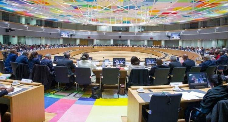 F.T.: &Eta; &Epsilon;&upsilon;&rho;ώ&pi;&eta; &tau;&epsilon;&rho;&mu;&alpha;&tau;ί&zeta;&epsilon;&iota; &tau;&eta; &lambda;&iota;&tau;ό&tau;&eta;&tau;&alpha; - &Mu;&epsilon; &laquo;&pi;ά&rho;&alpha; &pi;&omicron;&lambda;ύ &mu;&iota;&kappa;&rho;ή&raquo; &alpha;&tau;&zeta;έ&nu;&tau;&alpha;, &tau;&omicron; &sigma;&eta;&mu;&epsilon;&rho;&iota;&nu;ό Eurogroup