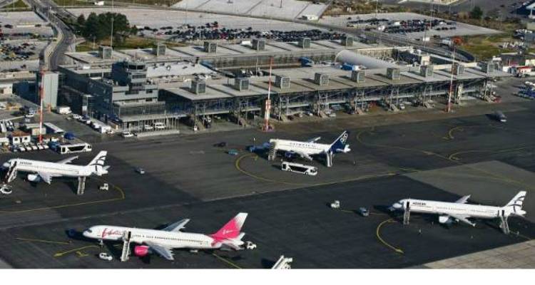 Spiegel: H Fraport &theta;&alpha; &zeta;&eta;&tau;ή&sigma;&epsilon;&iota; &alpha;&pi;&omicron;&zeta;&eta;&mu;ί&omega;&sigma;&eta; 70 &epsilon;&kappa;&alpha;&tau;. &gamma;&iota;&alpha; &tau;&iota;&sigmaf; &epsilon;&lambda;&lambda;&epsilon;ί&psi;&epsilon;&iota;&sigmaf; &sigma;&tau;&alpha; 14 &alpha;&epsilon;&rho;&omicron;&delta;&rho;ό&mu;&iota;&alpha;