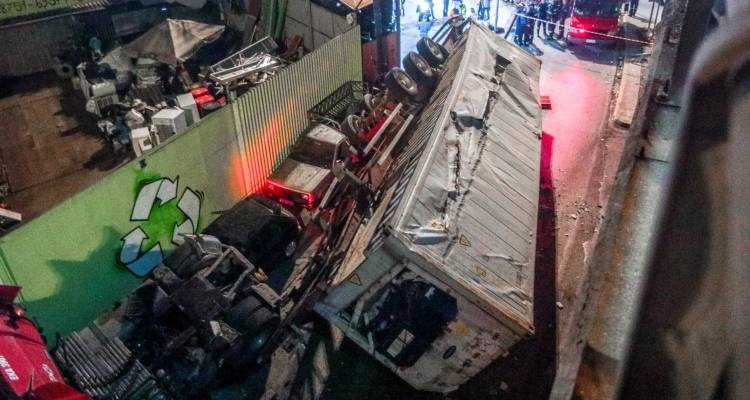 Πώς έπεσε το φορτηγό από τη γέφυρα της Π. Ράλλη στη Θηβών -«Αν είχα καθυστερήσει δευτερόλεπτα, θα έπεφτε επάνω μου»