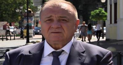 &Mu;&pi;&omicron;ύ&mu;&pi;&omicron;&upsilon;&rho;&alpha;&sigmaf;: &laquo;&Mu;&epsilon; &alpha;&pi;έ&tau;&rho;&epsilon;&psi;&alpha;&nu; &nu;&alpha; &alpha;&sigma;&chi;&omicron;&lambda;&eta;&theta;ώ &mu;&epsilon; &tau;&omicron;&nu; Ά&rho;&eta;&raquo;