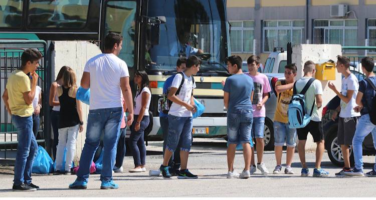 Λήμνος 2024: Με τα πόδια στα σχολεία της Μύρινας μαθητές του Πλατέως