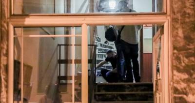 &Pi;&epsilon;&tau;&rho;ά&lambda;&omega;&nu;&alpha; -&sigma;&omicron;&kappa;ά&rho;&epsilon;&iota; &eta; &mu;&alpha;&rho;&tau;&upsilon;&rho;ί&alpha; &tau;&eta;&sigmaf; &gamma;&upsilon;&nu;&alpha;ί&kappa;&alpha;&sigmaf; &pi;&omicron;&upsilon; &beta;&omicron;ή&theta;&eta;&sigma;&epsilon; &tau;&eta;&nu; &kappa;&alpha;&theta;&alpha;&rho;ί&sigma;&tau;&rho;&iota;&alpha;: &laquo;&Epsilon;&pi;&tau;ά &phi;&omicron;&rho;έ&sigmaf; &tau;&eta;&nu; &beta;ί&alpha;&sigma;&alpha;&nu; &kappa;&alpha;&iota; &tau;&eta;&nu; &xi;&upsilon;&lambda;&omicron;&kappa;ό&pi;&eta;&sigma;&alpha;&nu;&raquo;