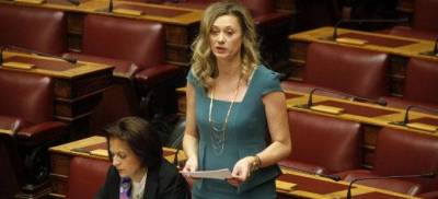 Βουλευτές «έστρωσαν» στο κυνήγι μέσα στην Ολομέλεια τη Ραχήλ Μακρή για να τη δείρουν