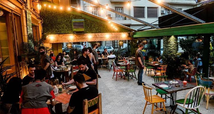 Κορωνοϊός: Σταθερά ψηλά τα κρούσματα: Στα 1.820 τα σημερινά - Τα 1.061 στην Αττική και τα 239 στα νότια προάστια