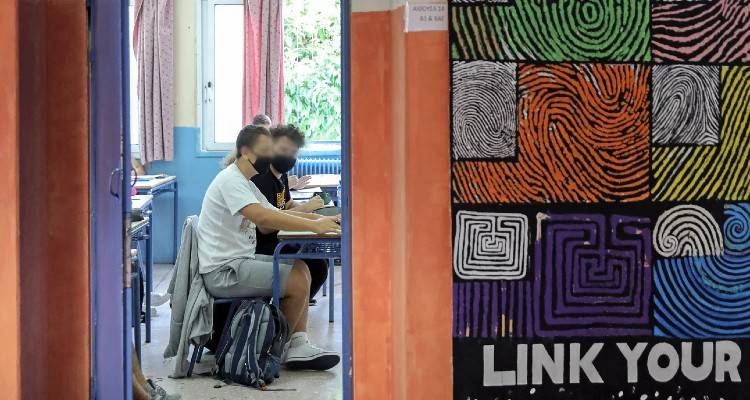 Πώς θα λειτουργούν φέτος τα σχολεία | Τι θα γίνει αν βρεθεί κρούσμα, πότε θα κλείνει ένα τμήμα