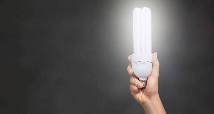 Η ΔΕΗ μοιράζει λάμπες εξοικονόμησης ενέργειας στους κατοίκους του Αγίου Ευστρατίου